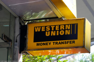 Znak z napisem "Western Union Money Transfer".